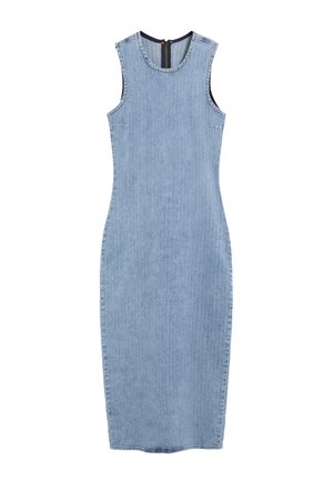 Vestido midi sin mangas de denim azul claro con escote redondo y cierre visible de cremallera en la espalda, silueta ajustada.