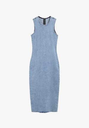 Vestido midi sin mangas de denim azul claro con escote redondo y cierre visible de cremallera en la espalda, silueta ajustada.