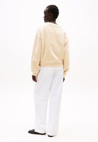 Tommy Hilfiger BOXY OUTLINE FLAG - Sudadera - country ivory