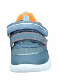 Blaue und orangefarbene Sportschuhe mit einer strukturierten Oberseite, zwei verstellbaren Klettverschlüssen und einer weißen Mittelsohle. Mit "superfit"-Branding.