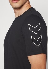 Hummel ELEMENTAL CHEVRON - T-shirts print - black