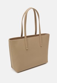 Calvin Klein MUST TOTE BAG - Kabelka - silver mink