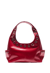 Borsa in pelle verniciata rossa con manico curvo, grandi fori circolari e dettagli in metallo. Texture liscia e forma strutturata.