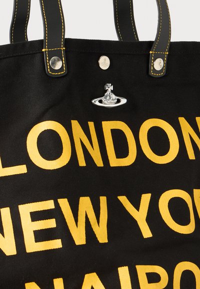 Borsa a tracolla nera con testo giallo che recita "LONDRA NEW YORK NAIROBI", dotata di parti metalliche argentate e manici in pelle con cuciture a contrasto.