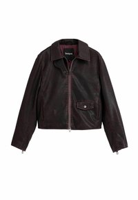 Giacca di pelle nera e bordeaux cropped con colletto, zip anteriore e tasca sul petto con dettaglio a bottone automatico.