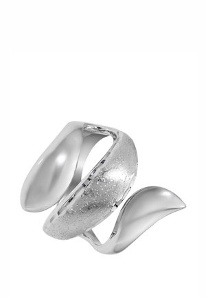 Pièce décorative en argent avec une surface lisse et polie et un centre texturé givré. Design courbé avec trois éléments allongés.