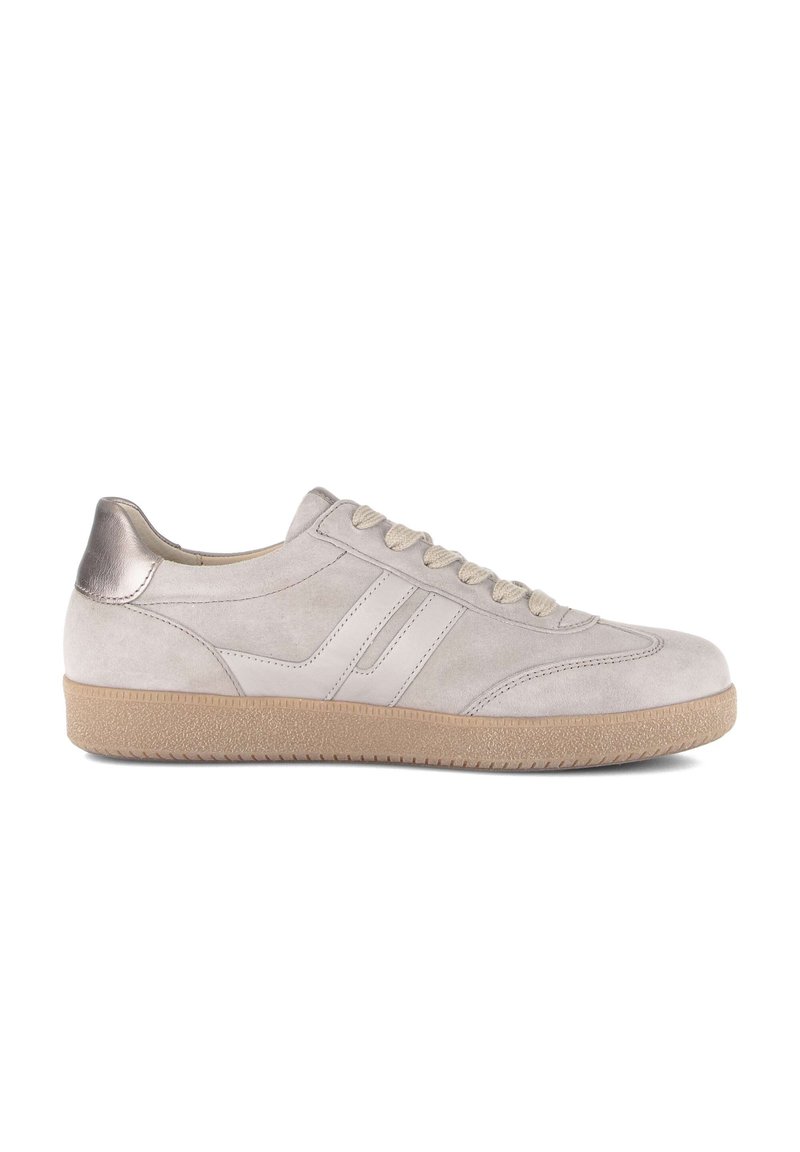 Lichtgrijze suède vetersneaker met beige rubberen zool en metalen zilveren hielaccent, zijaanzicht op witte achtergrond.