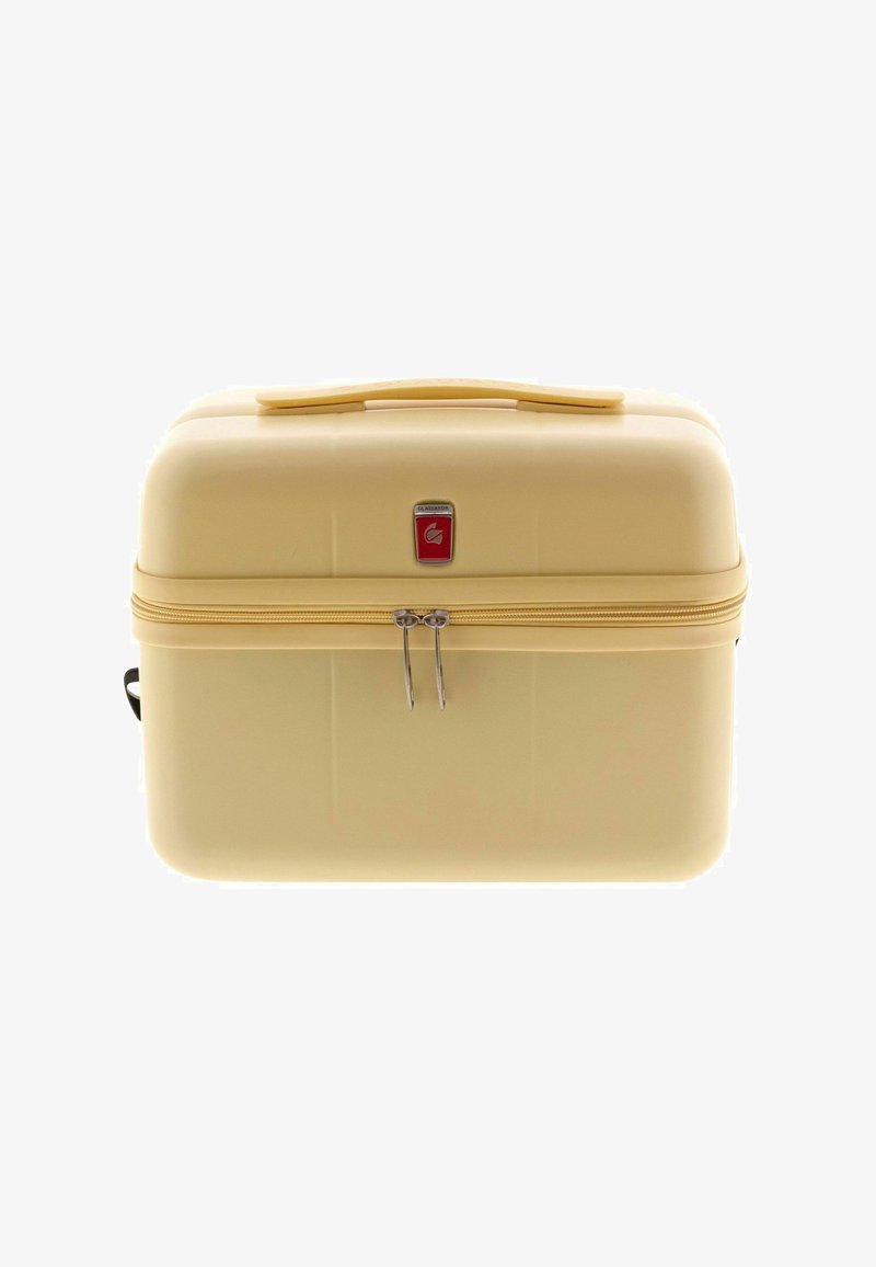 Estuche cosmético de tapa dura en amarillo pálido, con un asa superior, cierre de cremallera plateado y un pequeño logotipo rojo de la marca en la parte frontal. Textura suave.