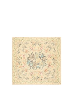 Tela cuadrada beige con patrones bordados multicolores de flores y corazones dispuestos simétricamente en un diseño decorativo.