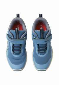 Niebieskie buty sportowe z siateczkową cholewką, wyściełanym kołnierzem, rzepem i teksturowaną gumową podeszwą. Zawierają pętelkę do łatwego zakładania.