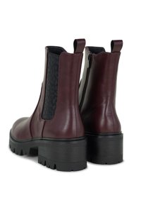 Bordeauxrode leren Chelsea-laarzen met elastische zijpanelen, gestructureerde zwarte accenten, een dikke zwarte profielzool en lusvormige trekbandjes.
