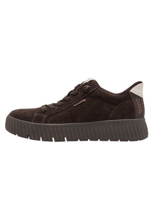 Mørkebrune ruskinds-sneakers med tyk ribbet sål, snørelukning foran, lys beige hælpatch og små side logo detaljer på hvid baggrund.