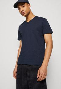 Esprit V-NECK REGULAR FIT - T-shirt - bas - navy