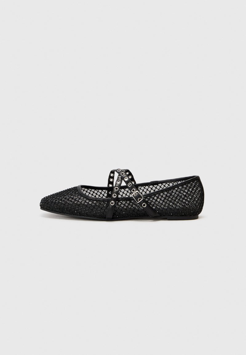 Ballerines en mesh noir avec un bout pointu, accentuées par des lanières croisées ornées de rivets argentés et d'un design texturé.