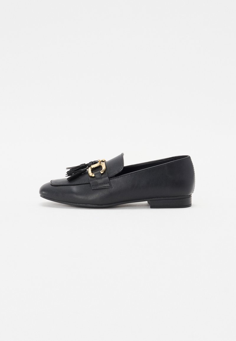 Sorte skinnloafers med spiss t�å, med en gullhardwaredetalj og frynser på fronten, lav hæl og jevn tekstur.