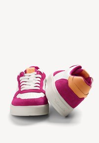 Sneaker rosa e bianche realizzate in materiali scamosciati e in pelle. Punta forata, lacci rotondi e un accento di colore pesca sul tallone. Suola piatta in gomma.