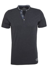 Tmavě šedé polokošile s krátkým rukávem a henley výstřihem, tříknoflíkovou légou a kontrastním detailem vnitřního límce.