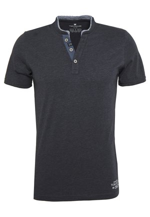 Dunkelgraues kurzärmeliges Poloshirt mit Henley-Ausschnitt, Drei-Knopf-Leiste und kontrastierendem Detail am Krageninnenseite.