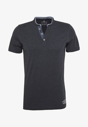 Dunkelgraues kurzärmeliges Poloshirt mit Henley-Ausschnitt, Drei-Knopf-Leiste und kontrastierendem Detail am Krageninnenseite.