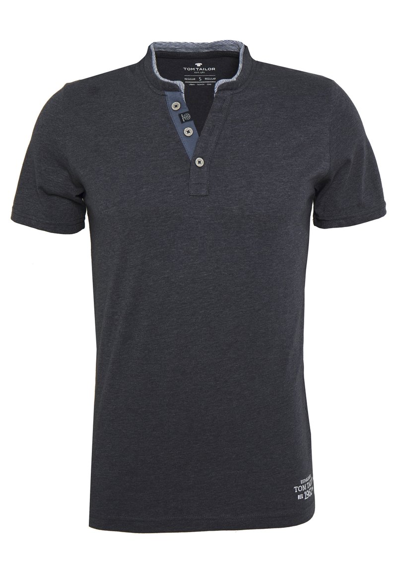 Tmavě šedé polokošile s krátkým rukávem a henley výstřihem, tříknoflíkovou légou a kontrastním detailem vnitřního límce.