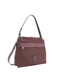 Sac à main en nylon bordeaux avec une forme structurée, présentant une bande accentuée à rayures et un détail logo rond. Comprend une bandoulière détachable.
