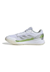 Sneaker atletica bianca e verde chiaro con tomaia in mesh, chiusura con lacci, suola ammortizzata e logo Adidas a tre strisce sul lato.
