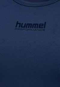 Navy blaues Sportshirt mit glatter Textur, das ein erhabenes "hummel PERFORMANCE"-Logo in Dunkelblau zeigt. Einfaches Design, runder Ausschnitt.