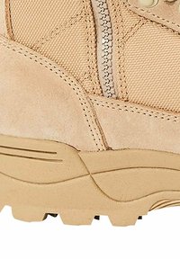 Stivale da trekking beige che presenta un mix di materiali scamosciati e in rete, finitura testurizzata, cuciture rinforzate e suola in gomma con battistrada.