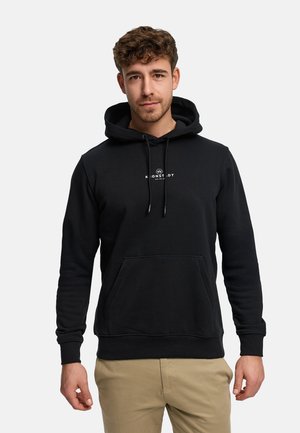 Svart hoodie av mjukt tyg med framficka, ribbade muddar, dragsko i luvan och en liten logga tryckt på bröstet.