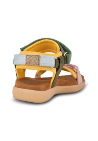 Flerfärgad sandal med en mocka fotbädd. Remmar i grönt, gult, rosa och blått med justerbar hårdvara för en säker passform.