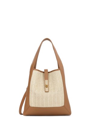 Brūnas ādas rokassoma ar austu bēša krāsas priekšējo paneli, zelta aizdares detaļu un platu pleca siksnu uz balta fona.