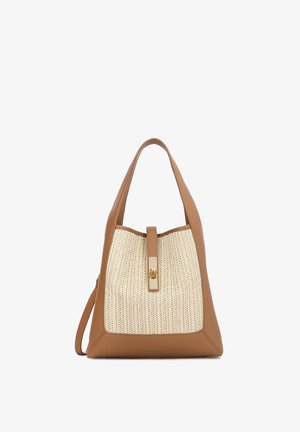 Brūnas ādas rokassoma ar austu bēša krāsas priekšējo paneli, zelta aizdares detaļu un platu pleca siksnu uz balta fona.