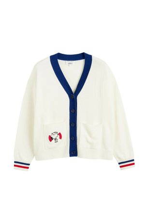 Gilet blanc avec un col V bleu marine, six boutons, deux poches avant et un motif Snoopy avec des accents rouges sur les manches.