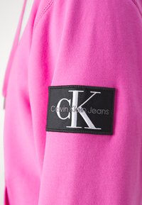 Calvin Klein Jeans BADGE HOODIE - Športni pulover - pink amour