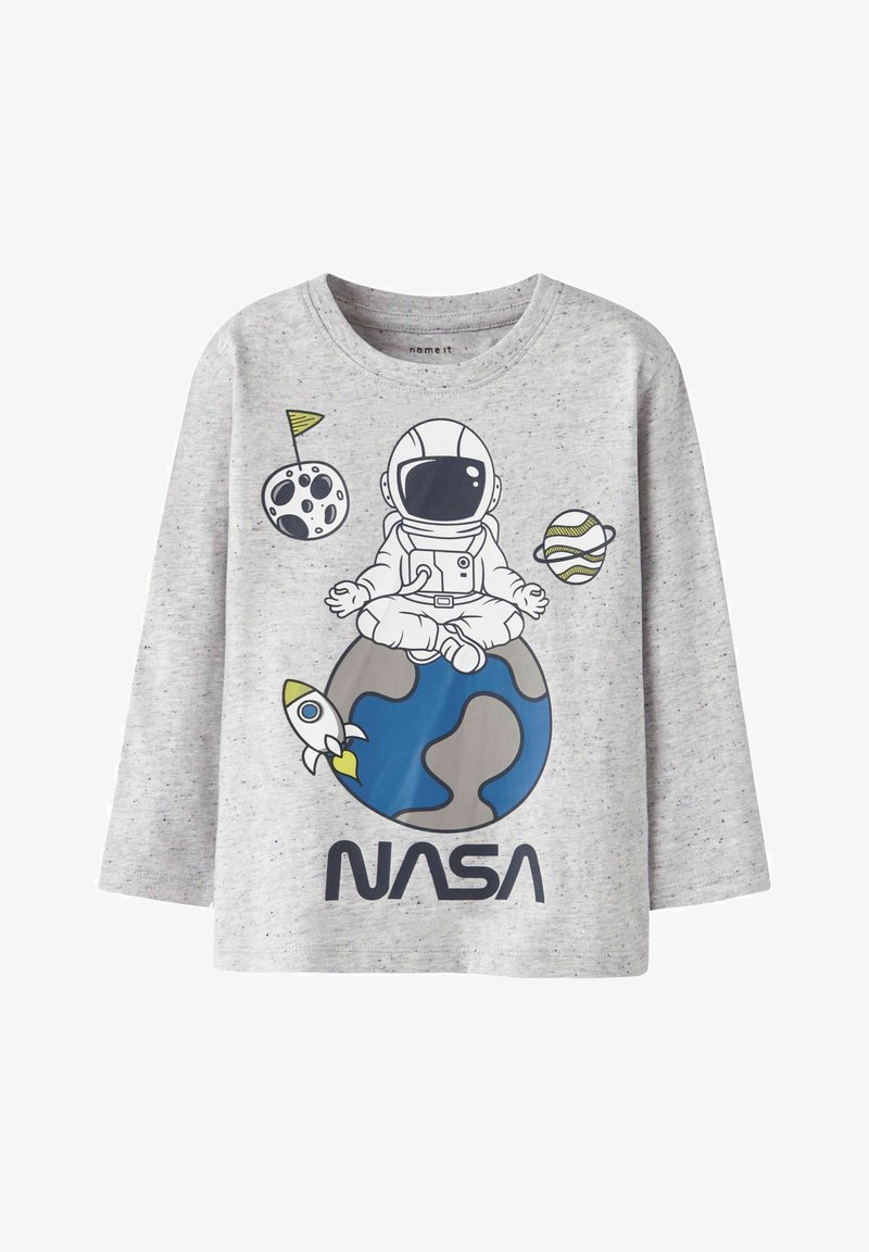 Długi szary T-shirt z nadrukiem astronauty siedzącego na niebieskiej planecie, z napisem NASA i kolorowymi elementami o tematyce kosmicznej.