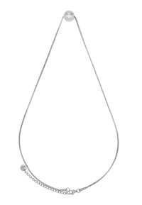 Collana in argento con pendente a perla rotonda lucida al centro, dotata di chiusura regolabile e catena estensibile.