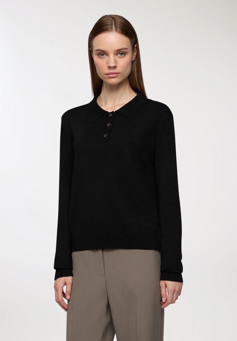 Czarny dzianinowy sweter polo z klasycznym kołnierzykiem, trzema brązowymi guzikami i długimi rękawami. Miękka struktura z dopasowanym krojem.