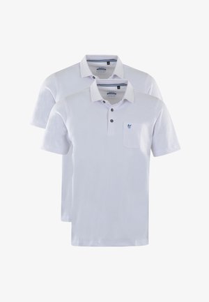 To hvide polo skjorter med korte ærmer, som har en krave, tre-knaps knaplukning og en brystlomme med et blåt logo.