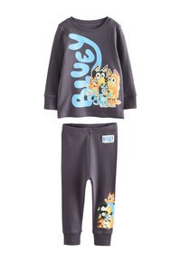 Ensemble haut à manches longues et pantalon gris foncé avec imprimé famille du dessin animé Bluey et texte bleu "Bluey" sur le haut et le pantalon.