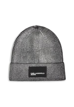 Bonnet en maille argentée avec une texture côtelée et une étiquette noire portant du texte blanc. Conçu pour s'ajuster parfaitement à la tête.