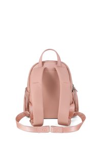 Zaino in pelle rosa con forma arrotondata, due spallacci regolabili, maniglia superiore e tasche laterali con zip. Texture liscia con dettagli del logo.