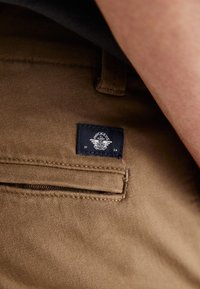 DOCKERS ALPHA SKINNY - Chino - brown