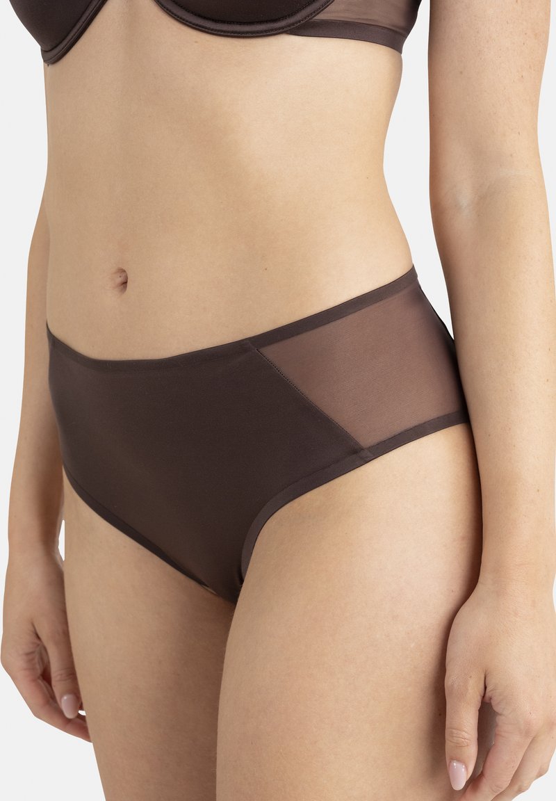 Culotte taille haute marron en tissu lisse, dotée de panneaux latéraux transparents et d'une taille épurée. Met en valeur la forme naturelle.