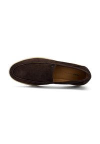 Scarpa slip-on in camoscio marrone con punta arrotondata, suola chiara a contrasto e dettagli di cuciture minimi. Fodera interna liscia.