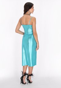 En glänsande turkos satin midi-klänning med tunna axelband och en figurnära bodice, som har en slät textur och en subtil drapering bak.