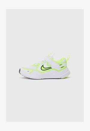 Baskets blanches de sport avec des accents jaune néon, tige en maille, logo swoosh noir, sangle ajustable et semelle en caoutchouc texturée.