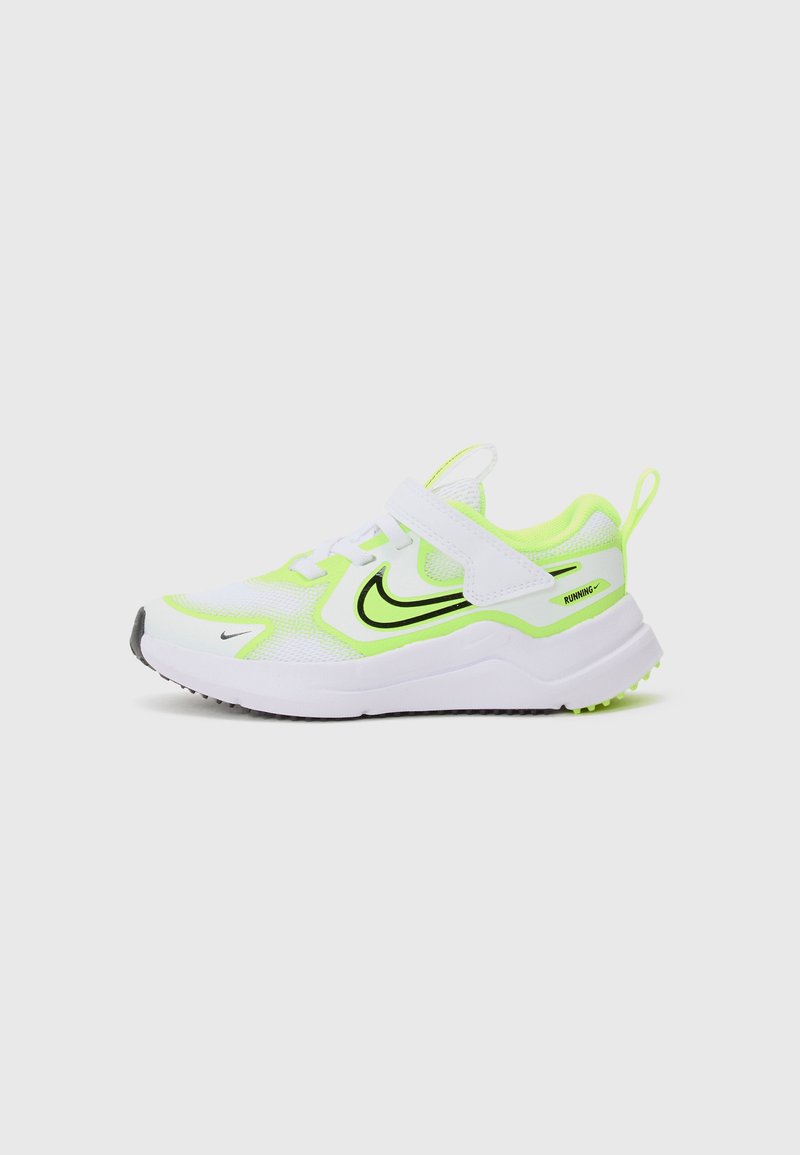 Weiße Sportschuhe mit neongelben Akzenten, Obermaterial aus Mesh, schwarzem Swoosh-Logo, verstellbarem Riemen und strukturiertem Gummisohle.