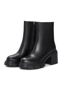 Zwarte enkellaarsjes met een gladde leren afwerking, een rits aan de zijkant, een robuuste blokhak en een rubberen profielzool voor extra grip en stabiliteit.