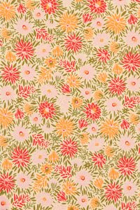 Bloemrijke stof met een lichtroze achtergrond, met oranje, rode en groene bloemen, verstrengelde bladeren en een zachte textuur.