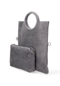 Borsa tote in suede grigio con manici superiori circolari e pochette con zip rimovibile, caratterizzata da una texture liscia e un branding minimale.